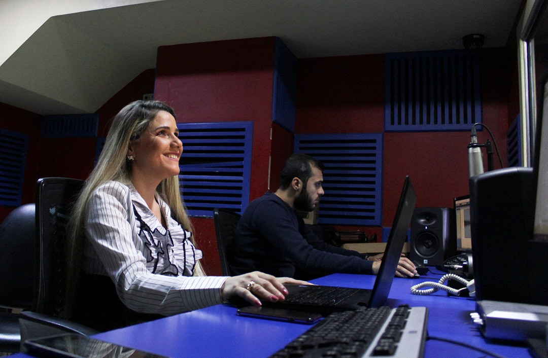 މަަލަސް : އޭނާ މަސައްކަތްކުރާ ޓީވީ ސްޓޭޝަނުގައި