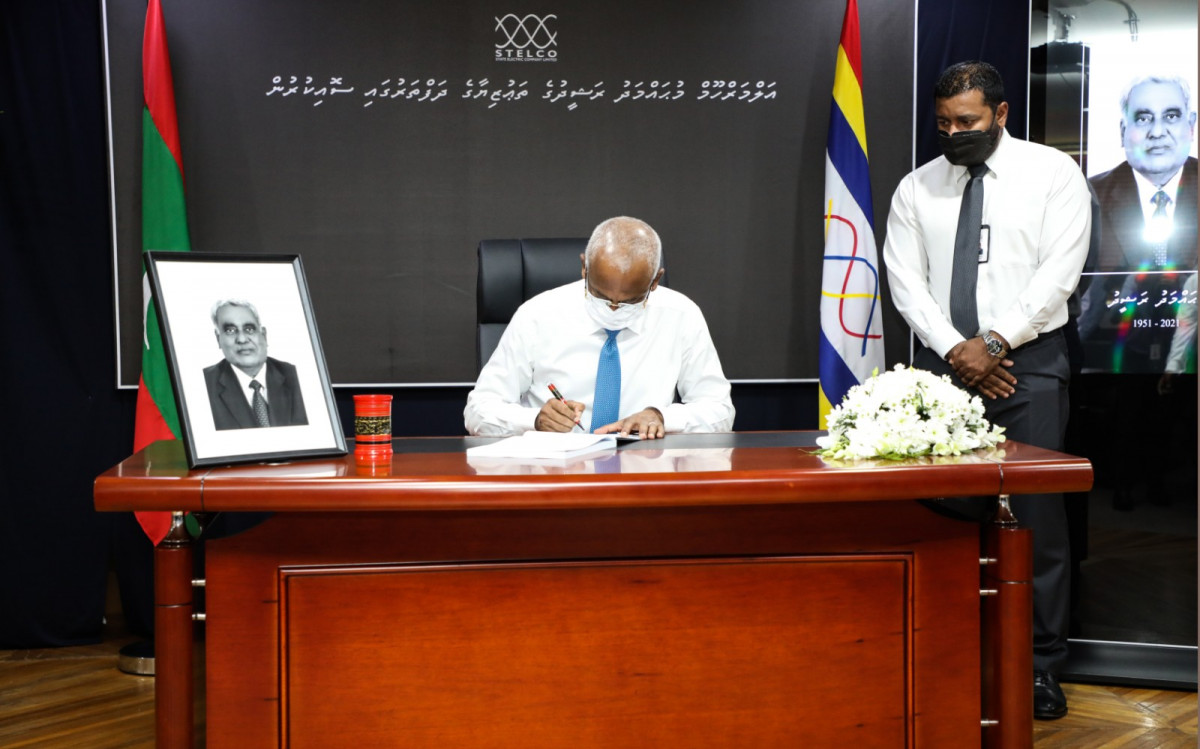 The President signs a book of condolences for the late Mohamed Rasheed, STELCO’s former chairman