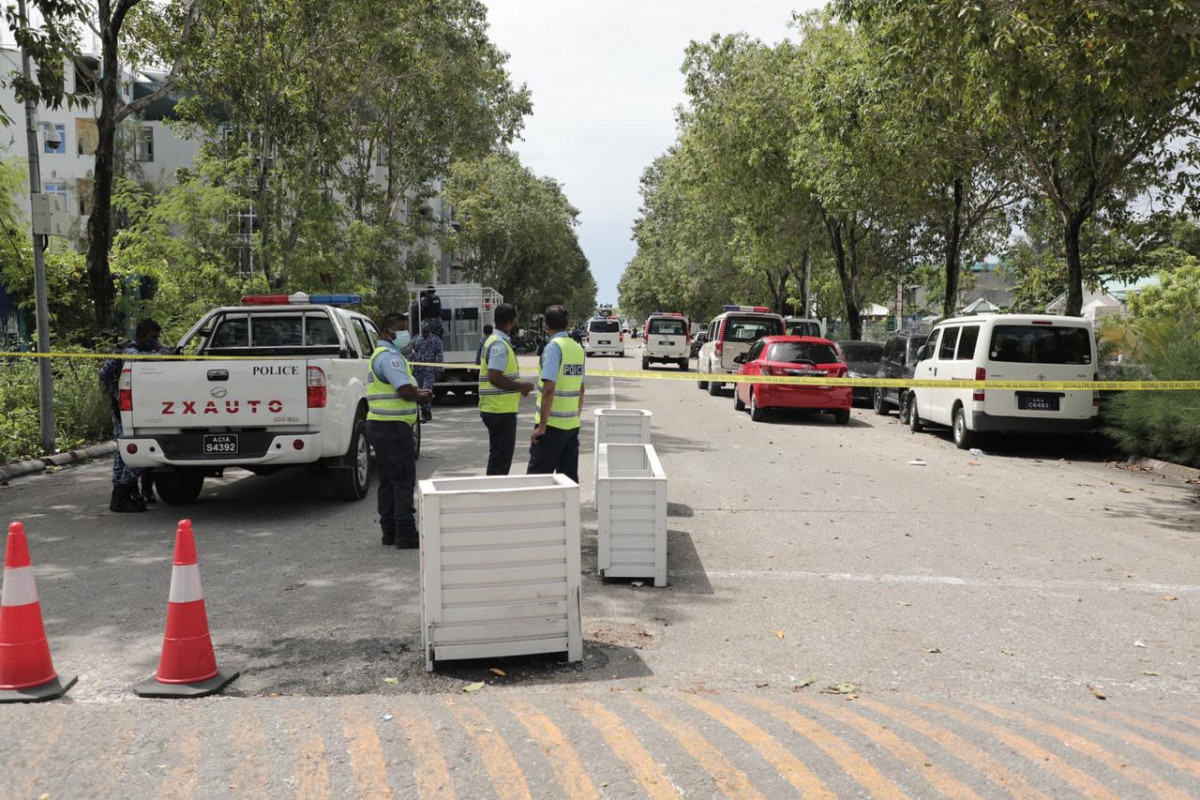 ސިފައިންނާއި ފުލުހުންނަށް ޚާއްސަ ކޮށްގެން ހުޅުމާލޭގައި ހަދަމުންދާ އިމާރާތުގެ މަސައްކަތް ކުރަމުންދާ ތައިލެންޑުގެ އައިލެންޑް އެކްސްޕާޓުގެ ބިދޭސީންނަށް މުސާރަ ނުދޭކަމަށް ބުނެ، 13 ޖުލައި 2020 ގައި ކުރި މުޒާހަރާގެ ތެރެއިން - ފޮޓޯ: ރާއްޖެއެމްވީ