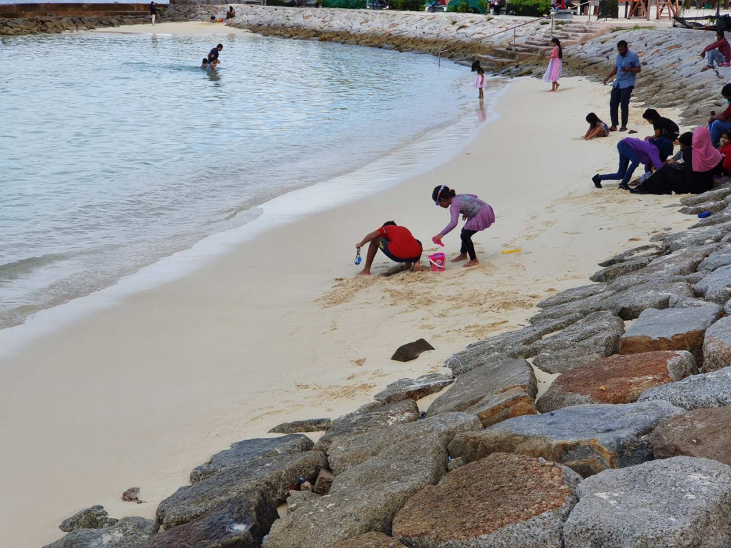 ކުދިންތަކެއް ބެލެނެވެރިންނާއި އެކު އާޓިފިޝަލް ބީޗުގައި - ކުދިންނަކީ އަބަދުވެސް މޫދަށް އެރިލާ ވެއްޔާ ކުޅެ މަޖާ ކޮށްލަން ބޭނުންވާ ބައެއް، އެތައް ދުވަހަކަށްފަހު އެ އުފާވެރިކަން ކުދިންގެ އުޅުމުން މިދަނީ ފެންނަމުން - ފޮޓޯ: ރާއްޖެއެމްވީ