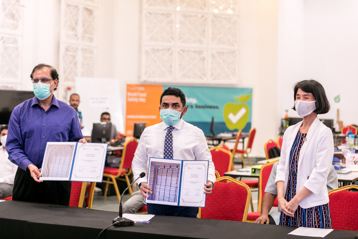 ކޮވިޑަށް ޓެސްޓު ކުރުމަށް ބޭނުންވާ ޖީން ކާޓްރިޖް ހަވާލުކުރުމަށް ބޭއްވި ރަސްމިއްޔާތުގެ ތެރެއިން