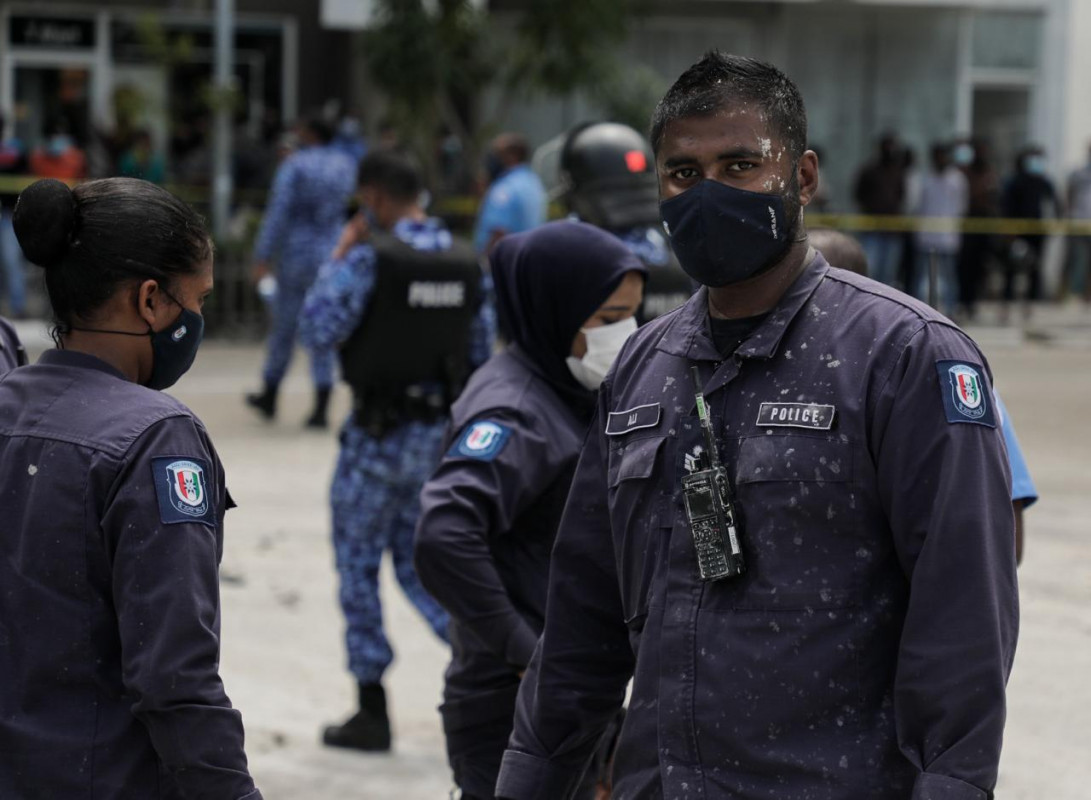 ސިފައިންނާއި ފުލުހުންނަށް ޚާއްސަ ކޮށްގެން ހުޅުމާލޭގައި ހަދަމުންދާ އިމާރާތުގެ މަސައްކަތް ކުރަމުންދާ ތައިލެންޑުގެ އައިލެންޑް އެކްސްޕާޓުގެ ބިދޭސީންނަށް މުސާރަ ނުދޭކަމަށް ބުނެ، 13 ޖުލައި 2020 ގައި ކުރި މުޒާހަރާގެ ތެރެއިން ފުލުހެއްގެ ގަޔައް އެއްޗެހި އުކާފައި، މި މުޒާހަރާގައި ފުލުހުންނާ އަނިޔާވާގޮތަށް ގަލާ ލަޓިބުރިއާ ބޫޓު ފަދަ ތަކެތި އުކާފައިވޭ - ފޮޓޯ: ރާއްޖެއެމްވީ