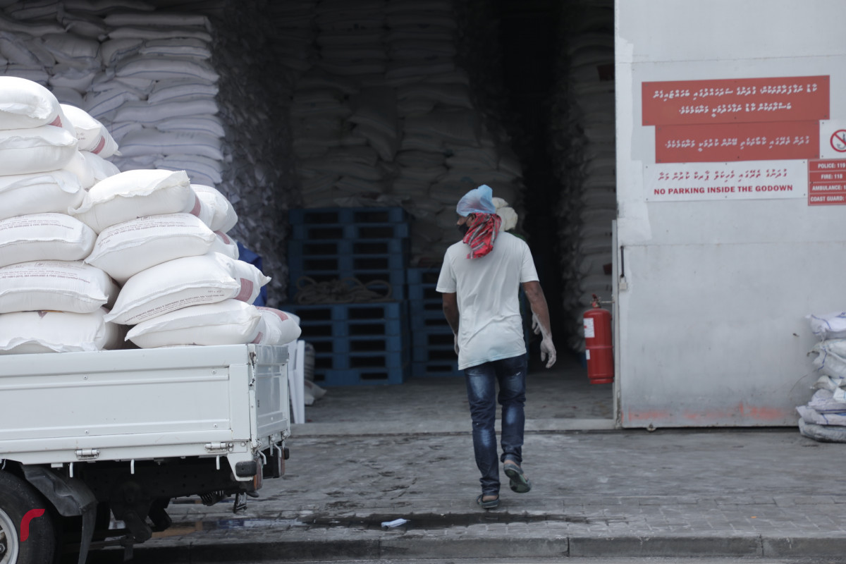 އެސްޓީއޯ ކާޑު ގުދަނުގައި މަސައްކަތްތެރިން ހަރަކާތްތެރިވަނީ - އެސްޓީއޯގެ އަމާޒަކީ ކާޑުގެ ބާވަތްތައް ރައްޔިތުންނަށް ވަގުތުން ވަގުތަށް، އެއް އަގެއްގައި ފޯރުކޮށްދިނުން -- ފޮޓޯ: ރާއްޖެ.އެމްވީ