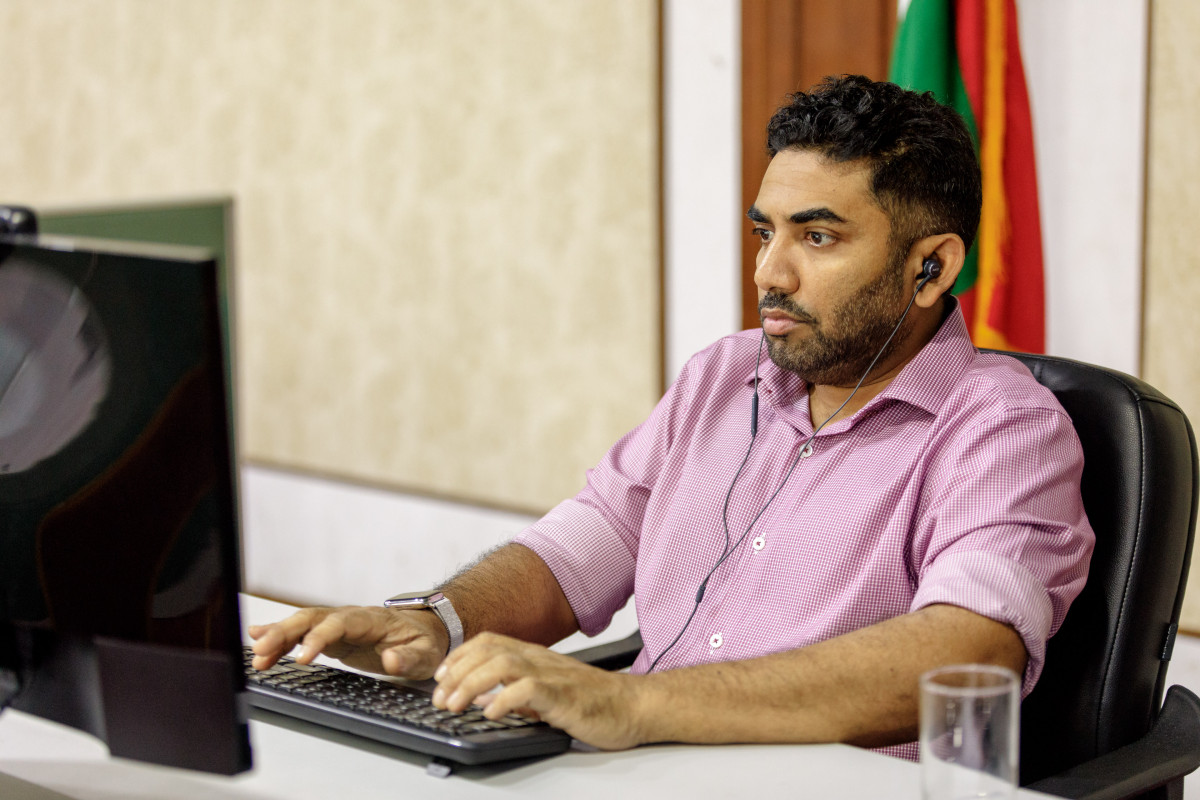 ވަރލްޑް ހެލްތް އެސެމްބްލީގެ ބްރީފިންގ ބައްދަލުވުމުގައި ހެލްތް މިނިސްޓަރު ބައިވެރިވެވަޑައިތުން - މި އަހަރުގެ ބައްދަލުވުމުގެ މައިގަނޑު ތީމްއަކީ މުޅި ދުނިޔެއަށް ކުރިމަތިވެފައިވާ ކޮވިޑް-19 އާއި ގުޅޭގޮތުން މަޝްވަރާކުރުމާއި، ޤަޢުމުތައް އެކުވެގެން ކޯވިޑް-19 އިން އަރައިގަތުމަށް ކުރެވޭ މަސައްކަތާގުޅޭގޮތުން މަޢުލޫމާތު ހިއްސާކުރުން -- ފޮޓޯ: ހެލްތު މިނިސްޓްރީ