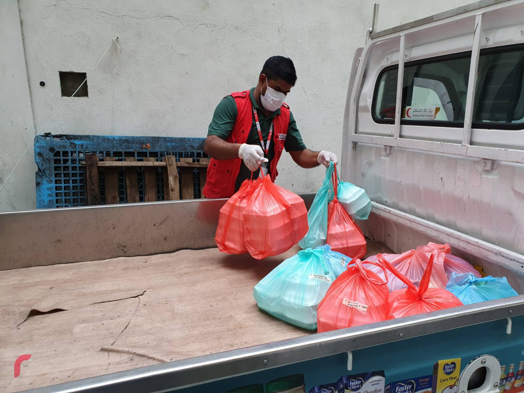 ދިވެހި ރެޑްކްރަސަންޓުން ބިދޭސީންނަށް ކާބޯތަކެތި ފޯރުކޮށްދިނުމަށް ކުރާ މަސައްކަތްތަކުގެ ތެރެއިން - ކޮންމެ ދުވަހަކުވެސް ކާތަކެތި ބަންދުކޮށް، ބިދޭސީން އުޅޭ ތަންތަނަށް އެ ތަކެތި ގެންގޮސްދޭ -- ފޮޓޯ: ރާއްޖެ.އެމްވީ