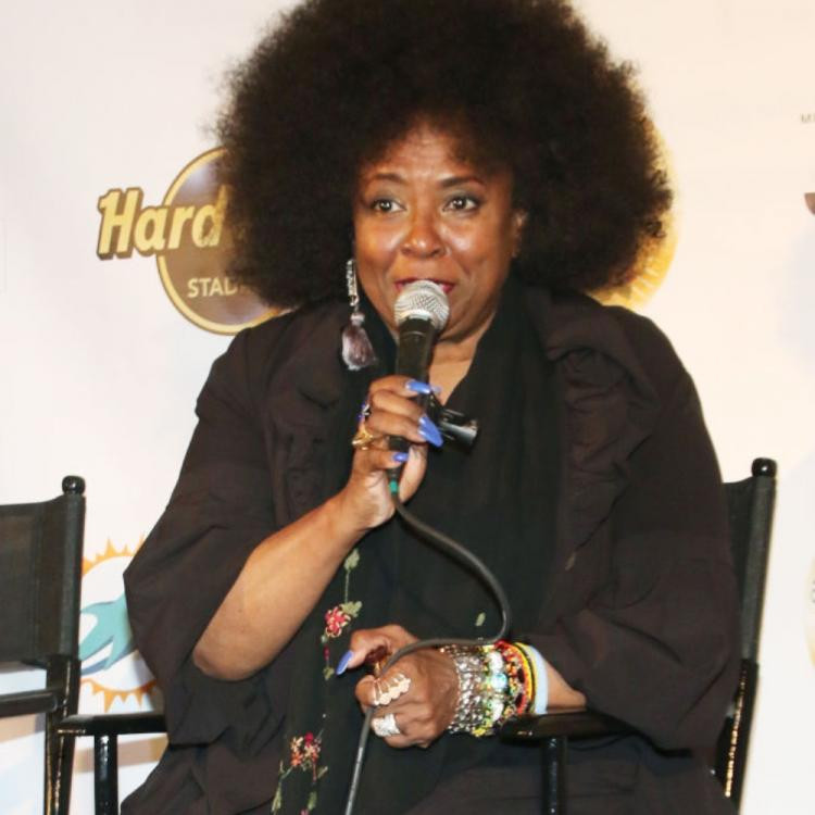 ބެސީ ރެޖީނާ ނޯރިސް (ބެޓީ ރައިޓް)