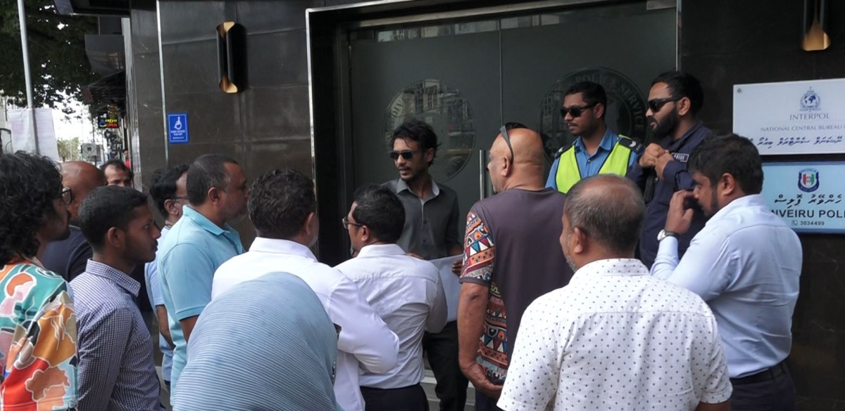 ޑިމޮކްރެޓްސް އިން ވަގުފޯމްގެ މައްސަލަ ހުށަހެޅުމަށް ފުލުހުންގެ އިދާރާއަށް ދިއުން