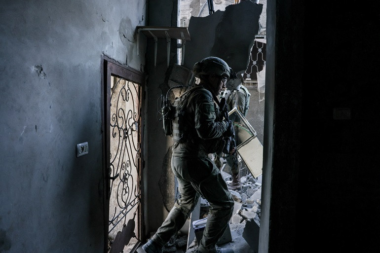 ހަމާސްއާ ދެކޮޅަށް އެއްގަމު މަގުން ހިންގަމުންދާ ހަމަލާގައި އިސްރާއީލު ސިފައިންގެ މީހަކު ހަރަކާތްތެރިވަނީ - ފޮޓޯ: ރޮއިޓަރސް