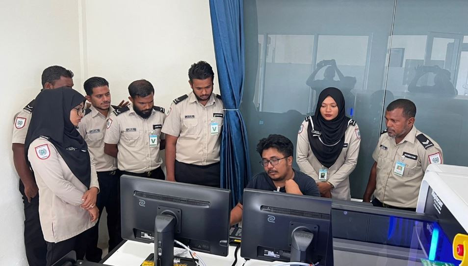 އެއާޕޯޓުގައި ލަގެޖް ސްކްރީނިން މެޝިންތަކެއް ބެހެއްޓުން