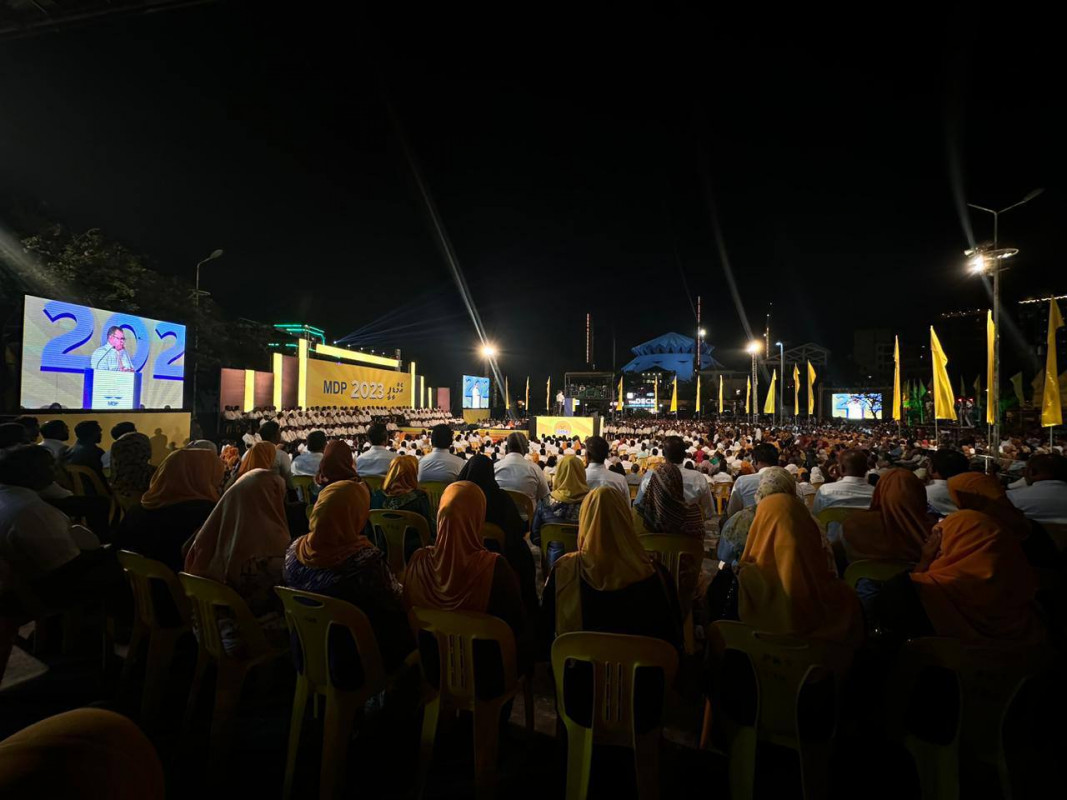 އެމްޑީީޕީ ރިޔާސީ ޓިކެޓް، ރައީސް ސާލިޙަށް ހަވާލުކުރެއްވުމަށް ބޭއްވި ޖަލްސާގެ ތެރެއިން - އެމަނިކުފާނު ވިދާޅުވީ ކުރިއަށް ވަޑައިގަންނަވާނީ އެމަނިކުފާނަށް ވޯޓު ދެއްވި މެންބަރުންގެ ނިންމުމާއި، އަދި ވިސްނުމާވެސް އެކުގައި ކަމަށް - ފޮޓޯ: އެމްޑީޕީ