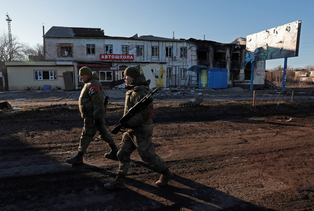 ޔޫކްރެއިންގެ އަވަށެއްކަމަށްވާ ވޮލްނޮވަޚާގައި ހިނގި ހަމަނުޖެހުންތަކުގައި މަގެއް އެއްވެސް ނިޝާނެއް ނެތި ޔުނީފޯމުގައި ތިބި ރަޝިޔާއަށް ތާއީދުކުރާ ސިފައިން ޕެޓްރޯލްކުރަނީ - ފޮޓޯ: ރޮއިޓަރސް