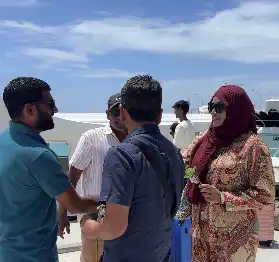 ރާއްޖެޓީވީ ގެ ޓީމުން ކަމަދުއަށް ދިއުމުން އެ ރަށުގެ ކައުންސިލްގެ ރައީސް ހަސަން ޒަރީރު އާއި ކަމަދޫ އީދު ކޮމެޓީގެ ރައީސް މުހައްމަދު ޝަމީމް ގެ އިތުރުން ކޮމިޓީގެ މެންބަރުން ވަނީ ހޫނު މަރުހަބާ އެއް ކިޔާފަ