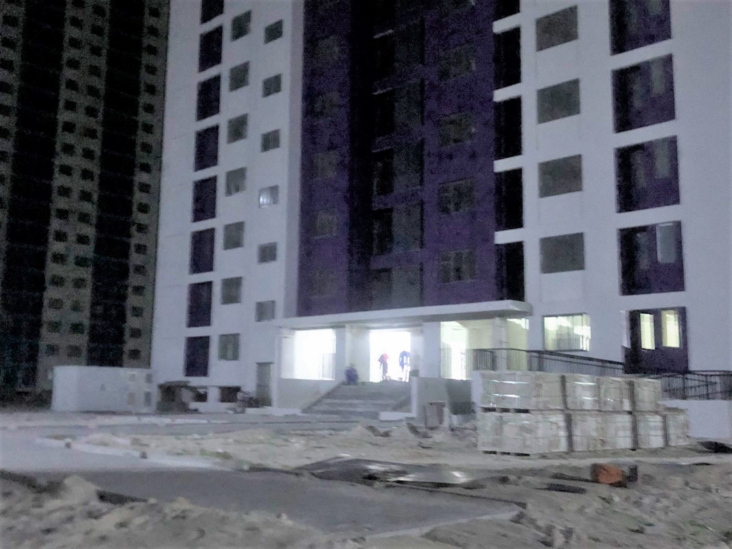 ހިޔާ ފުލެޓުގެ ލިފްޓުގައި ތާށިވި ބަޔަކު ސަލާމަތް ކުރުމުގެ މަސައްކަތް އިމާރާތުގެ ތެރޭގައި ކުރަނީ