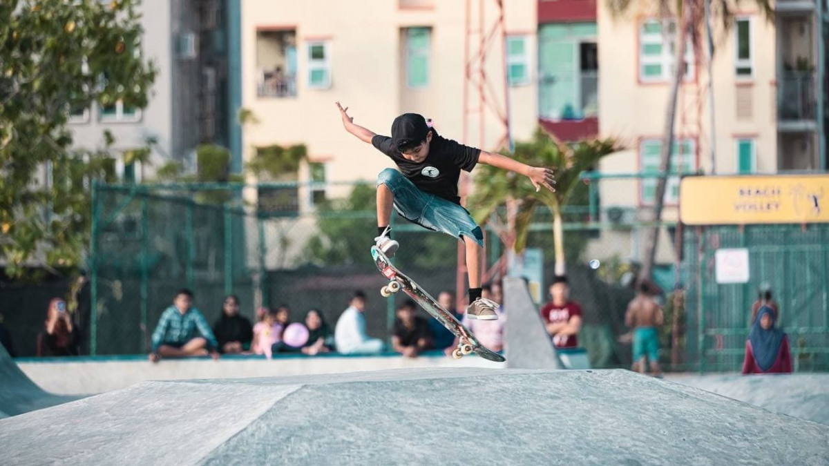 ލައުކް ސްކޭޓް ކުރަމުން ދަނިކޮށް