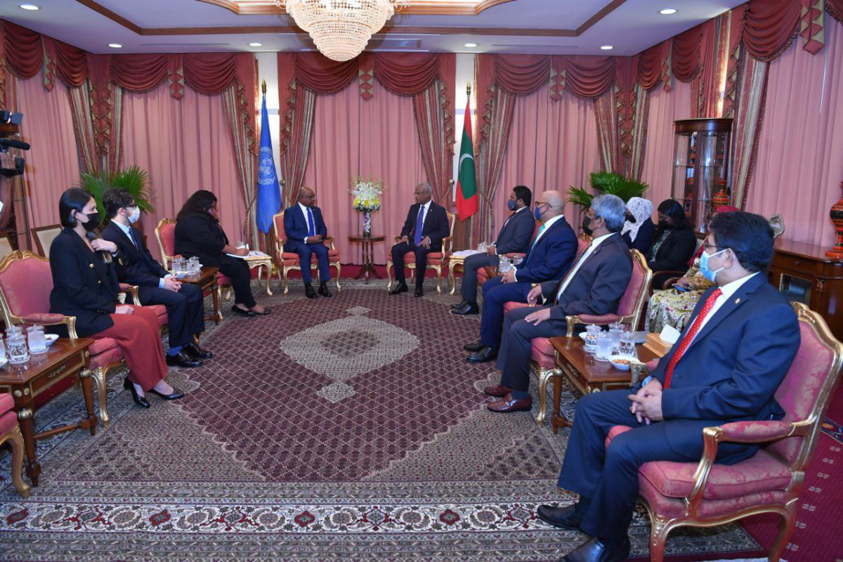 ރައީސުލްޖުމްހޫރިއްޔާ އިބްރާހިމް މުހައްމަދު ސާލިޙާއި އދގެ އާއްމު މަޖިލީހުގެ 76ވަނަ ސެޝަންގެ ރައީސް އަބްދުﷲ ޝާހިދު - ރިޔާސަތާ ހަވާލުވެވަޑައިގަތުމަށްފަހު ކުރެއްވި ފުރަތަމަ ރަސްމީ ދަތުރުފުޅުގައި ބުދަ ދުވަހު ރާއްޖެ ވަޑައިގެން ރައީސާއެކު ބޭއްވެވި މަޝްވަރާ ބައްދަލުވުމުގެ ތެރެއިން - ފޮޓޯ: ރައީސް އޮފީސް