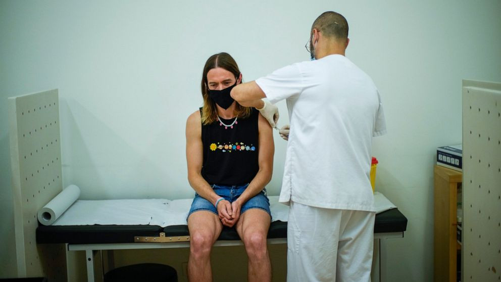 ސްޕެއިންގައި މީހަކު މަންކީޕޮކްސް ވެކްސިން ޖަހަނީ