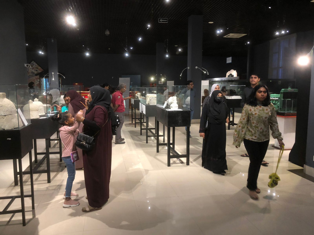 ގައުމީ ދާރުލްއާސާރަށް 70 އަހަރު ފުރުމާއި ގުޅިގެން ގައުމީ ދާރުލްއާސާރަށް ވަނުމުގެ ފުރުޞަތު ހުޅުވާލުމާ ގުޅިގެން ގިނަ ބަޔަކު ޒިޔާރަތް ކުރަނީ