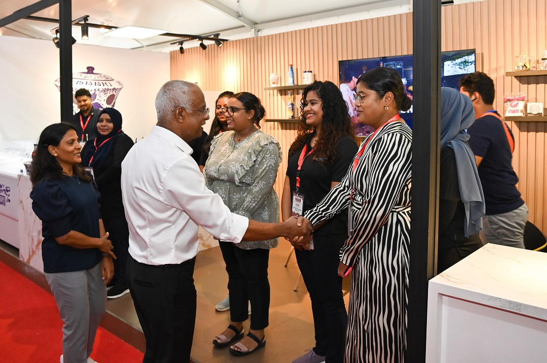 ރައީސްގެ ދެކަނބަލުން މައުރަޒުގެ އެކިއެކި ސްޓޯލްތަކަށް ޒިޔާރަތްކުރައްވައި، އިންޓަރނޭޝަނަލް އެގްޒިބިޝަން އެންޑް ކަލިނަރީ ޗެލެންޖު ކުރިޔަށްދާގޮތް ބައްލަވާލެއްވި - ފޮޓޯ: ރައީސް އޮފީސް