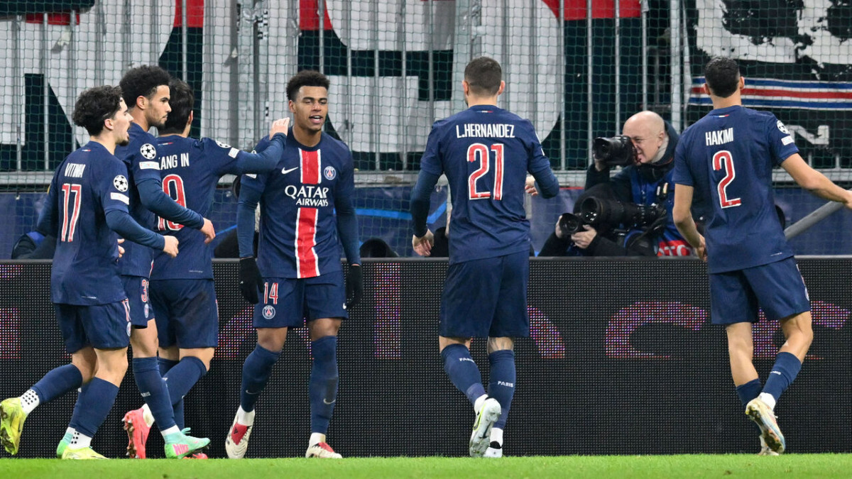 މެޗުގައި ލަނޑު ޖެހުމަށްފަހު ޕީއެސްޖީގެ ކުޅުންތެރިން އުފާ ފާޅު ކުރަނީ