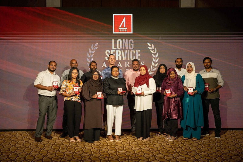 ބީއެމްއެލަށް ގިނަ ދުވަހު ޚިދުމަތް ކުރި މުވައްޒަފުންނާއެކު ބޭންކުގެ އެމްޑީ ފޮޓޯއަކަށް ހުއްޓިލައިގެން