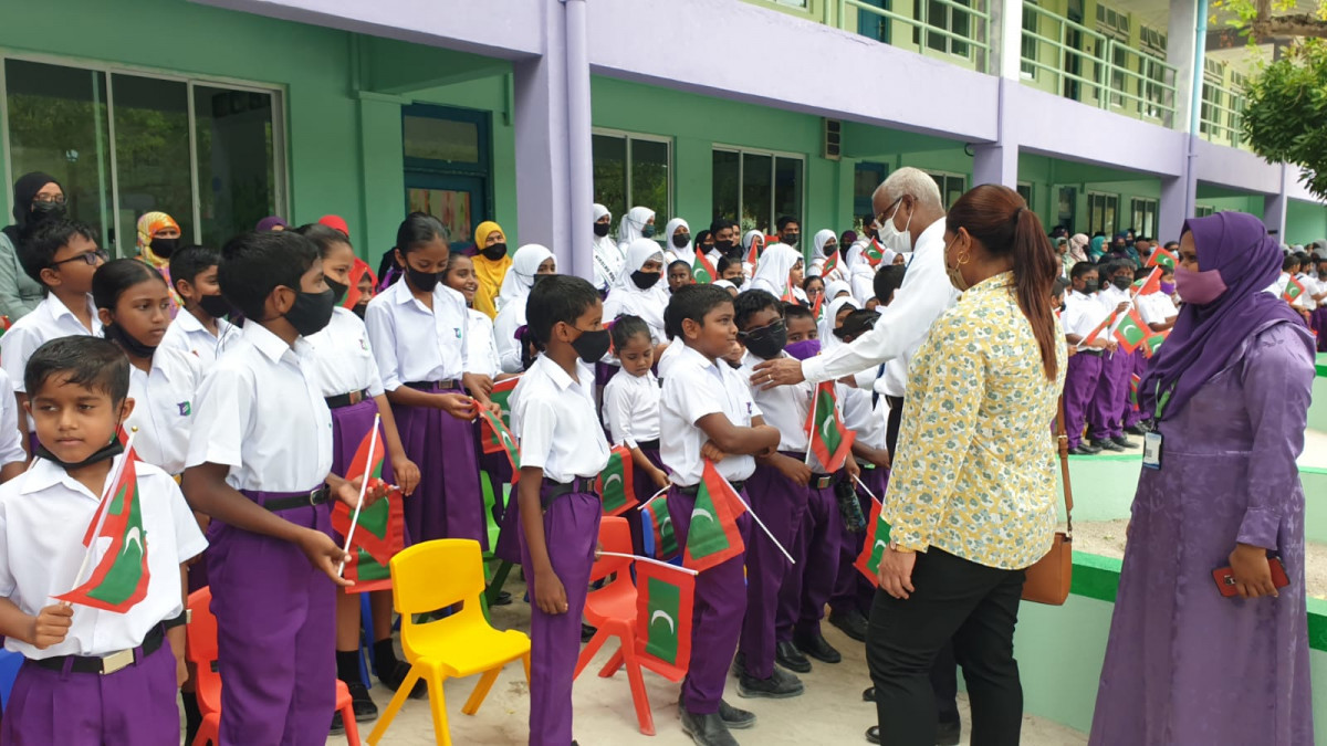 ނައިފަރު މަދަރުސަތުލް އިފްތިތާހުގައި އަލަށް އިމާރާތްކުރި 10 ކްލާސްރޫމް ރައީސް ހުޅުއްވައިދެއްވުން - ރައީސްއާއެކު އެޑިއުކޭޝަން މިނިސްޓަރ އައިޝަތު އަލީ ވެސް ވަނީ މި ރަސްމިއްޔާތުގައި ބައިވެރިވެވަޑައިގެންފައި - ފޮޓޯ: ރާއްޖެއެމްވީ 