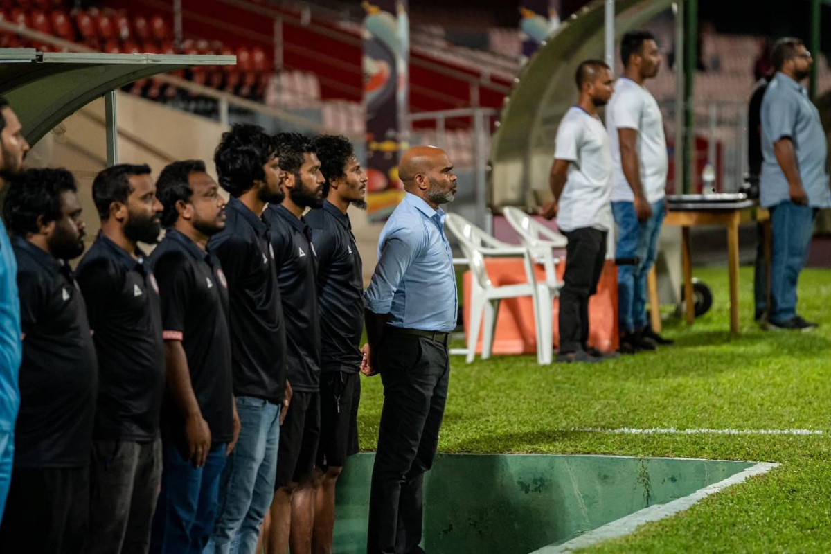 ދިވެހި ޕްރިމިއާ ލީގުގައި ބުރުން ކުޅުނު މެޗެެއްގައި ނިޒާމްބެ ބެންޗުގައި