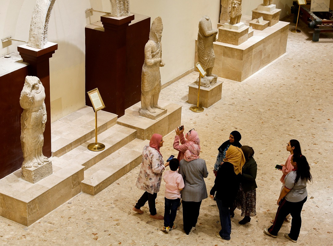 ތިން އަހަރު ބަންދުކޮށްފައި އޮތުމަށްފަހު އިރާގު ނެޝަނަލް މިއުޒިއަމް ހުޅުވާލުމުން ގިނަ އަދަދެއްގެ ބަޔަކު ވަނީ މިއުޒިއަމަށް ޒިޔާރަތްކުރަން ފަށާފައި - ފޮޓޯ: ރޮއިޓަރސް