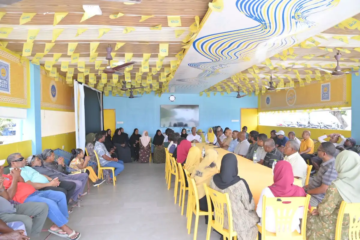 ކުރީގެ ރައީސް އިބްރާހީމް މުޙައްމަދު ޞާލިޙް ދ. ކުޑަހުވަދޫ އެމްޑީޕީ ސަޕޯޓަރުންނާއި ބައްދަލު ކުރައްވަނީ