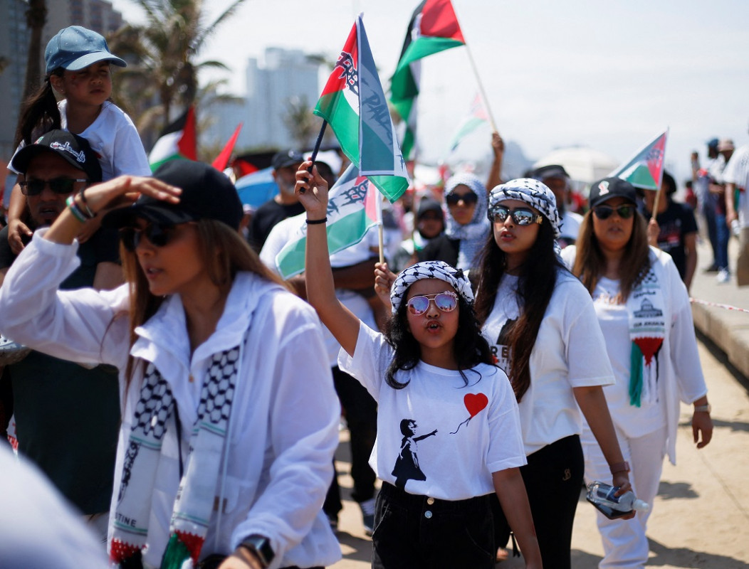 ހިނގާލުމުގެ ބައިވެރިންވަނީ ޝުއޫރު ފާޅުކުރުމަށް ފަލަސްތީންގެ ދިދަ ބޭނުންކޮށްފައި - ފޮޓޯ: ރޮއިޓަރސް