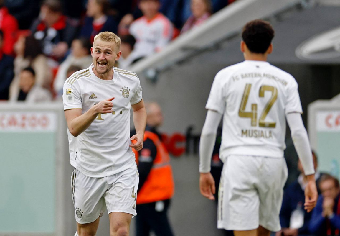 މެޗުގައި ލަނޑު ޖެހުމަށް ފަހު ޑި ލިޓް އުފާ ފާޅު ކުރަނީ