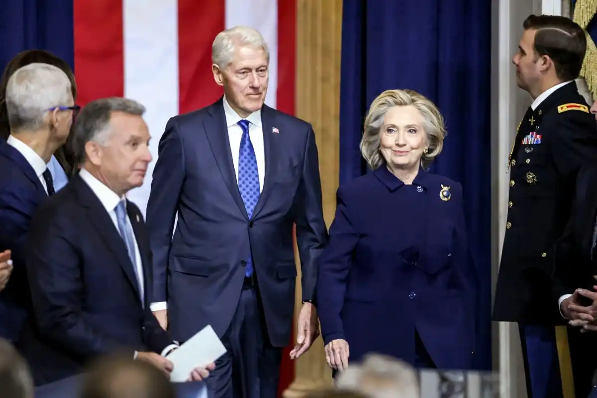 އެމެރިކާގެ ކުރީގެ ރައީސް ބިލް ކްލިންޓަން އާއި، އޭނާގެ އަނބިކަނބަލުން އަދި ކުރީގެ ސެކްރެޓަރީ އޮފް ސްޓޭޓް ހިލަރީ ކްލިންޓަން