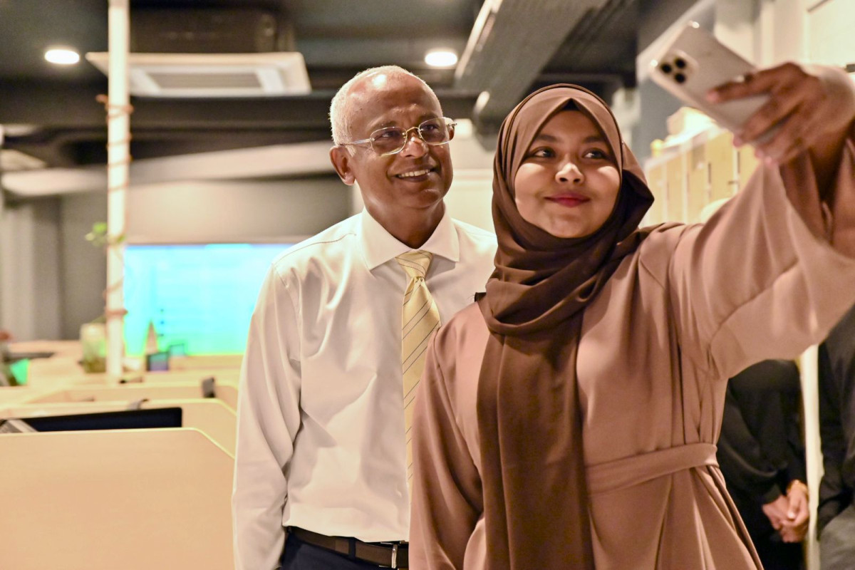 ރައީސުލްޖުމްހޫރިއްޔާ އިބްރާހިމް މުހައްމަދު ޞާލިހް އާއި ރާއްޖެޓީވީގެ ސީނިއަރ ވީޑިއޯ ޖަރނަލިސްޓް އަމްނާ އިމާދު - ފޮޓޯ: ރައީސް އޮފީސް