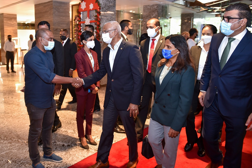 "ޕްރައިމް މިނިސްޓަރ މަހިންދަ ރާޖަޕަކްސަ ޓްރޮފީ 2021" ފުޓްބޯޅަ މުބާރާތަށް ރައީސުލްޖުމްހޫރިއްޔާގެ ދެކަނބަލުން ސްރީލަންކާއަށް ވަޑައިގެންނެވުން - ރައީސްގެ މި ދަތުރުފުޅު ނިންމަވާލައްވައި ރާއްޖެ ވަޑައިގެންނެވުމަށް ހަމަޖެހިފައި ވަނީ 09 ނޮވެންބަރު 2021 ގައި - ފޮޓޯ: ރައީސް އޮފީސް