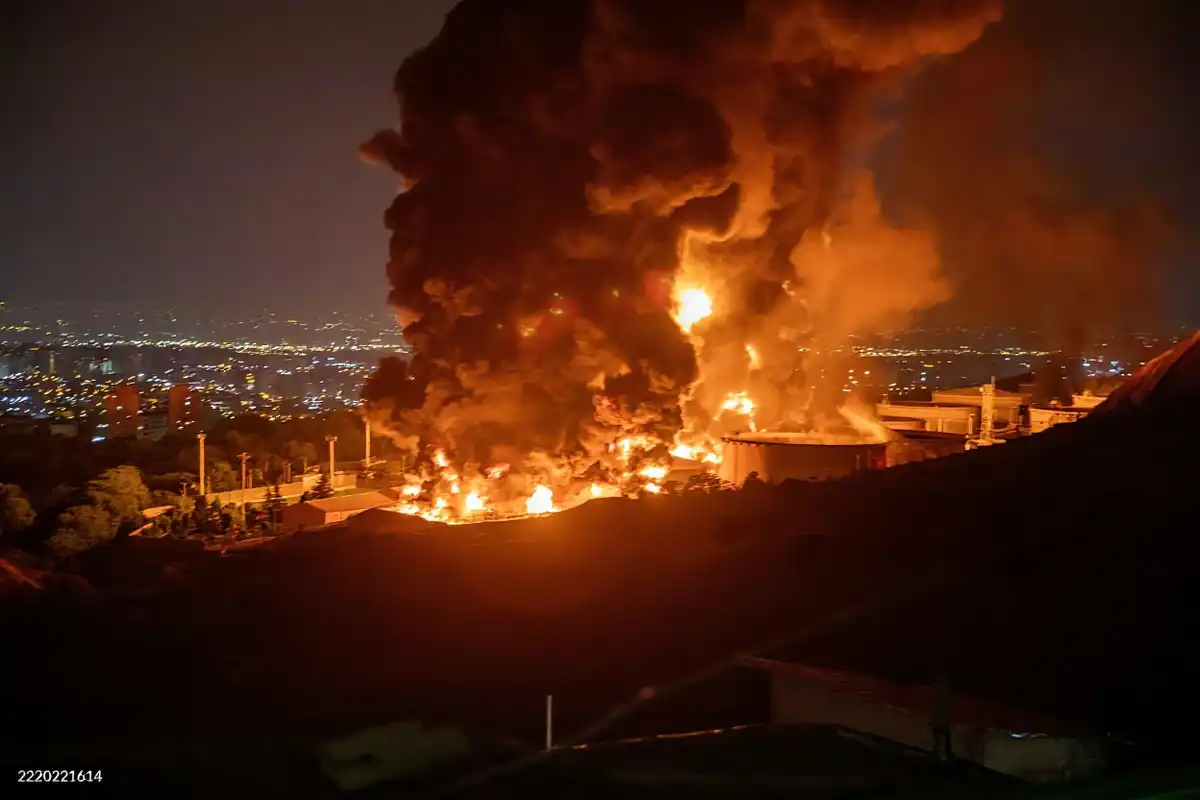 އީރާނުގެ ތެހެރާނުގައި ހުންނަ ޝަހްރާން ތެޔޮ ގުދަނަށް 2025 ވަނަ އަހަރުގެ ޖޫން މަހުގެ 15 ވީ އާދިއްތަ ދުވަހު އިޒްރޭލުން ދިން ހަމަލާއަކާ ގުޅިގެން، އެ ސަރަހައްދުން އަލިފާން ރޯވެ ދުންގަނޑު މައްޗަށް އަރަމުންދަނީ (ފައިލް).