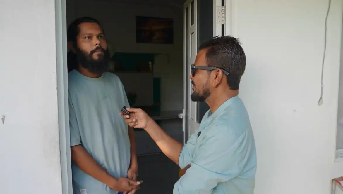 A young man recently dismissed from his position at the Fenaka Corporation branch in Hithaadhoo has shared his grievances during an interview on RaajjeTV’s "Haalu Kihineh" program. During the segment, he highlighted several significant concerns regarding his termination.