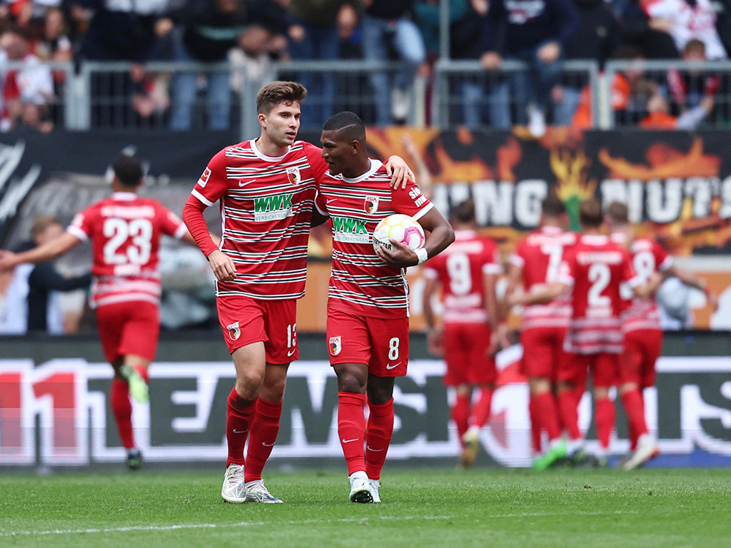 އޯގްސްބާގް ކުޅުންތެރިން އުފާފާޅުކުރަނީ