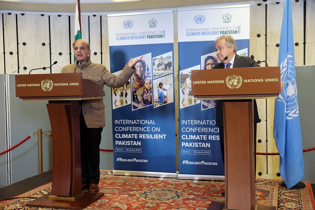 އދ. ގެ ސެކްރެޓަރީ ޖެނެރަލް އެންޓޯނިއޯ ގުޓަރެސްއާއި ޕާކިސްތާނުގެ ބޮޑުވަޒީރު ޝަހްބާޒް ޝަރީފް - ފޮޓޯ: ރޮއިޓަރސް