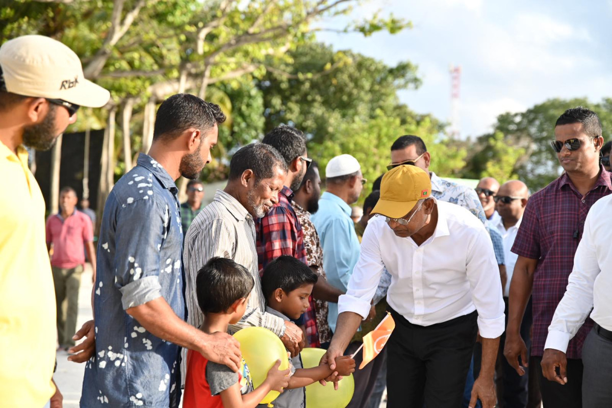 ރައީސް ޝާލިޙު ށ. އަތޮޅަށް ކުރައްވާ ދަތުރުފުޅު - ނޫމަރާ އަށް ވަޑައިގަތުން - ރައީސް ކުޑަކުއްޖަކާ ސަލާމް ކުރައްވަނީ - ފޮޓޯ: އެމްޑީޕީ