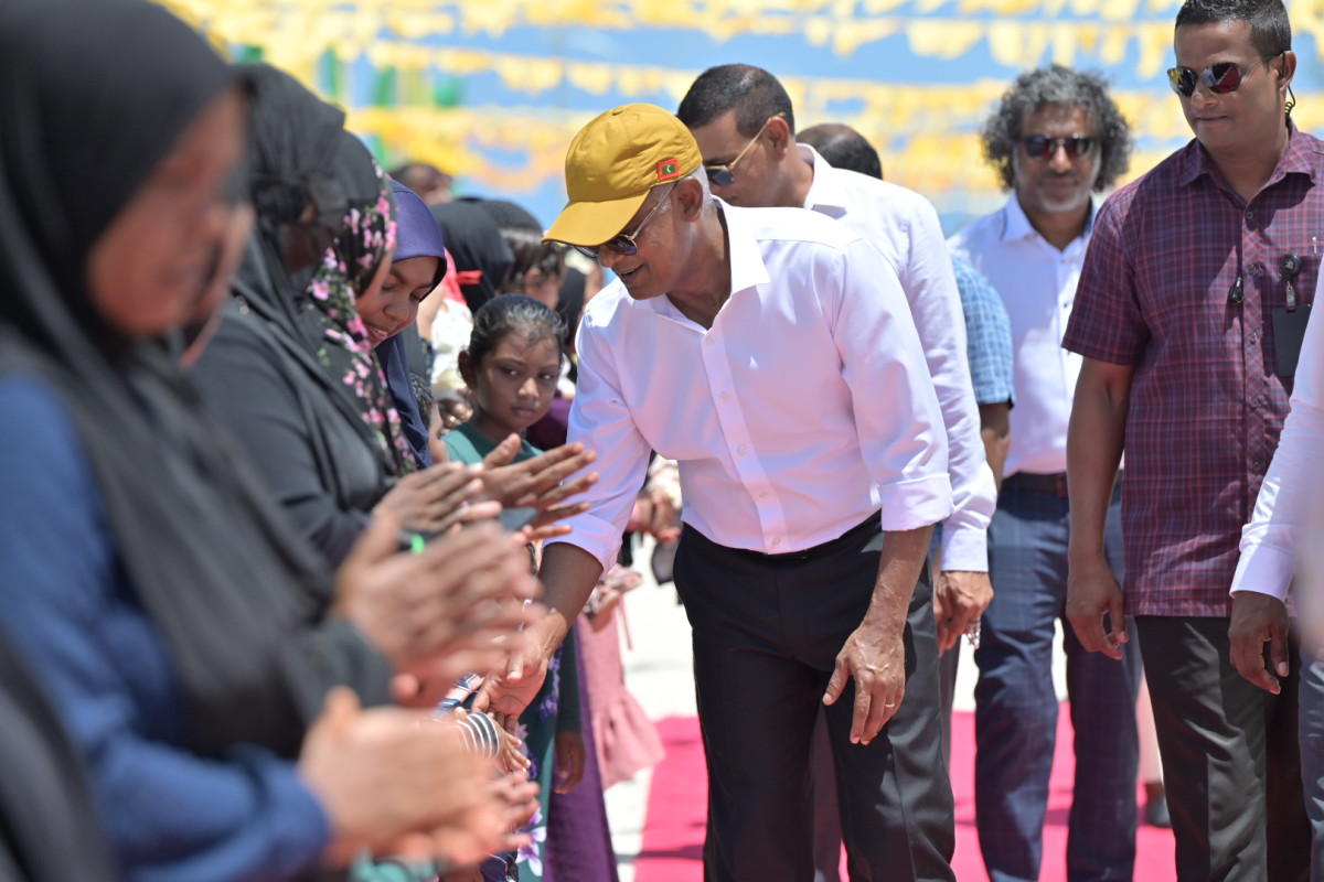 ރައީސް ސާލިޙު ށ. އަތޮޅަށް ކުރައްވާ ދަތުރުފުޅު - މަރޮށިން ވެސް ރައީސަށް ހޫނު މަރުހަބާއެއް ދަންނަވާފައިވޭ ފޮޓޯ: އެމްޑީޕީ