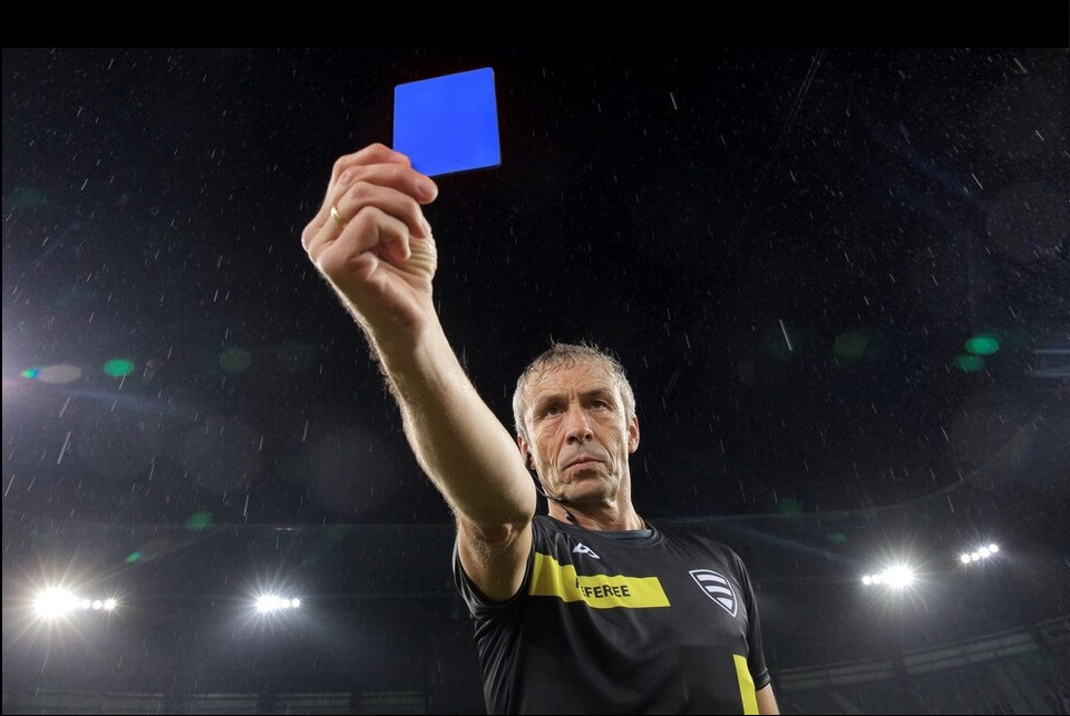 ރެފްރީއަކު ނޫ ކާޑެއް ދައްކަނީ