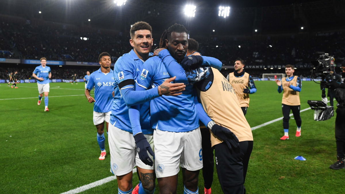 މެޗުގައި ލަނޑު ޖެހުމަށްފަހު ނަޕޯލީގެ ކުޅުންތެރިން އުފާ ފާޅު ކުރަނީ