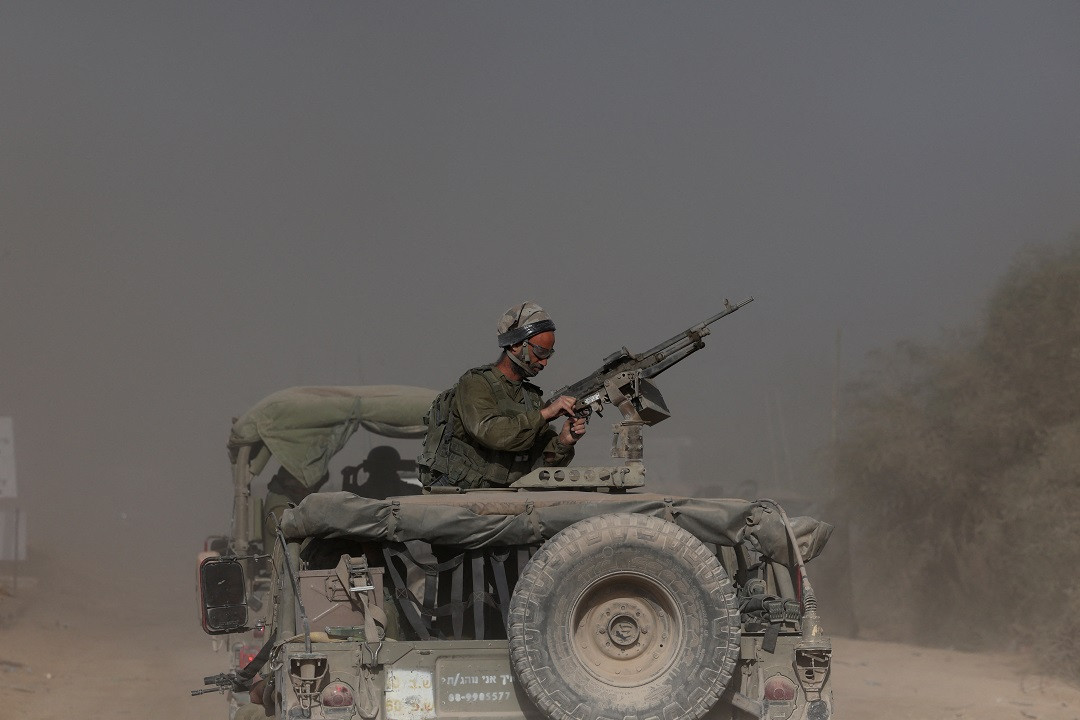 ޣައްޒާއަށް އަރައިގެން އުޅޭ އިސްރާއީލުގެ އޮފިސަރެއް - ފޮޓޯ: ރޮއިޓަރސް