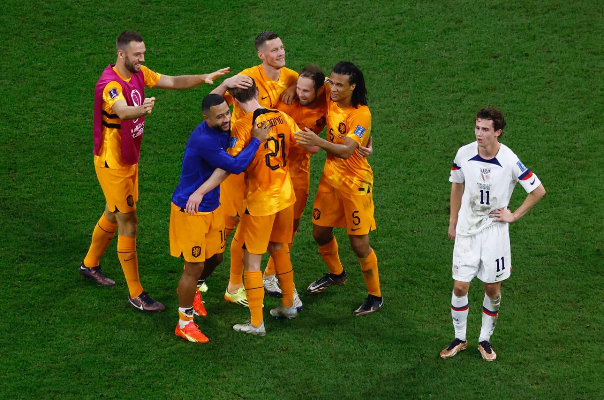 އެމެރިކާ އަދި ނެދަލެންޑްސް ކުޅުނު މެޗުގެ ތެރެއިން - ފޮޓޯ: ރޮއިޓާސް