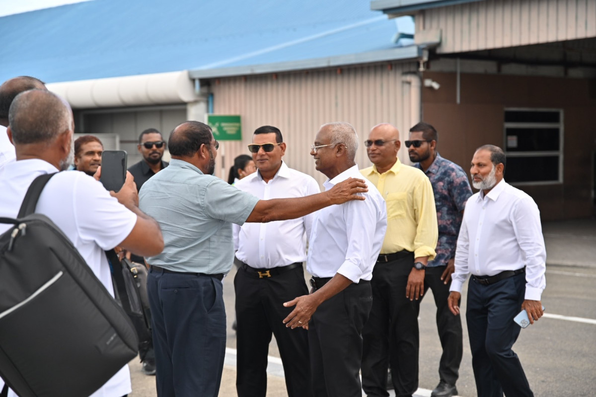 ރައީސް މާމިގިލީ އެއަރޕޯޓަށް ވަޑައިގަތުމުން އެމަނިކުފާނަށް އެއަރޕޯޓުން މަރުހަބާ ދެންނެވީ ޤާސިމް