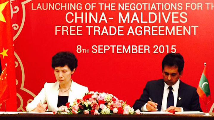 ސެޕްޓެމްބަރު 9، 2015 - މޯލްޑިވްސް އާއި ޗައިނާއާ ދެމެދު މިނިވަން ވިޔަފާރީގެ އެއްބަސްވުމެއް ގާއިމްކުރުމަށް މަޝްވަރާތައް ފެށުމަށް ސޮއި ކުރުން