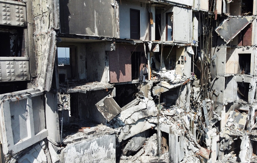 ހަމަލާ ބަދަކުރުންތަކުގެ ތެރޭގައި ގެއްލުންވެފައިވާ، އާންމުން ދިރިއުޅުނު އިމާރާތެއް - ފޮޓޯ: ރޮއިޓަރސް