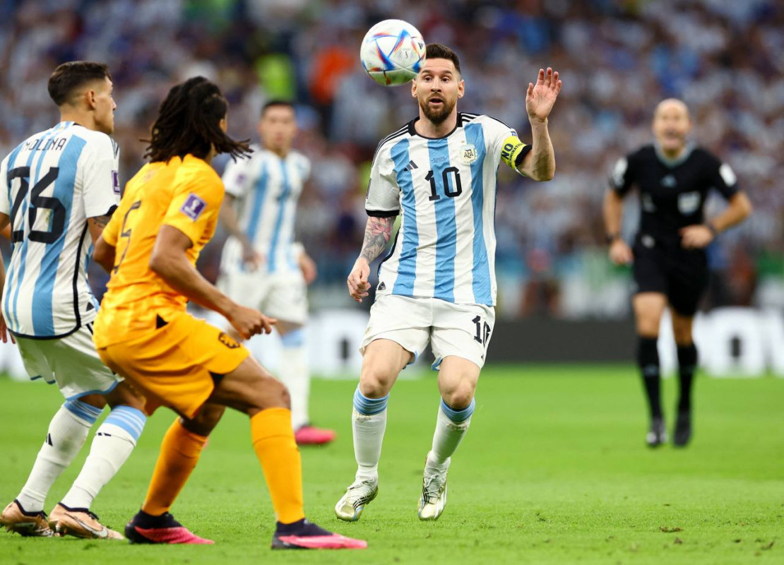 އާޖެންޓީނާ އަދި ނެދަލެންޑްސް ކުޅުނު މެޗުގެ ތެރެއިން - ފޮޓޯ: ރޮއިޓާސް