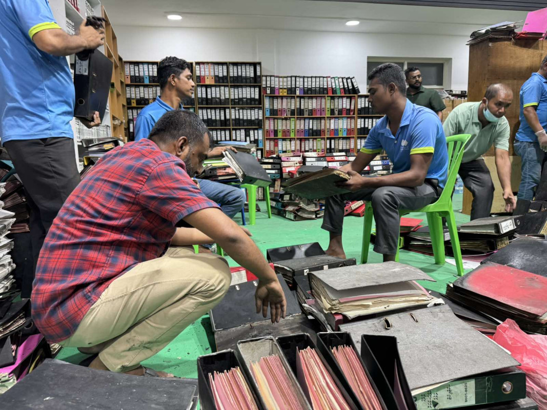 ރޯވި އިމަރާތުން ސަލާމަތްކުރެވުނު ލިޔެކިޔުންތައް ފޮހެ ރައްކާކުރުމުގައި ކައުންސިލްގެ މުވައްޒަފުން ހަރަކާތްތެރިވަނީ