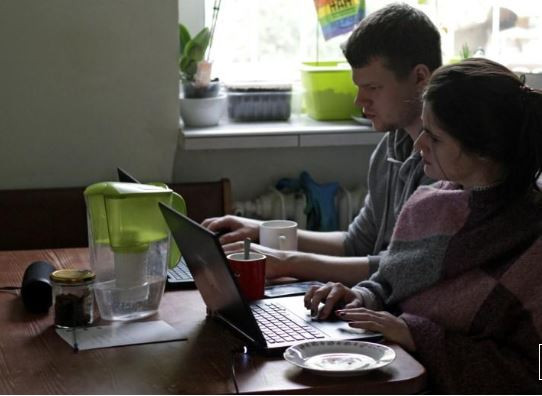 ދެ މީހަކު ގޭގައި ތިބެގެން މަސައްކަތްކުރަނީ