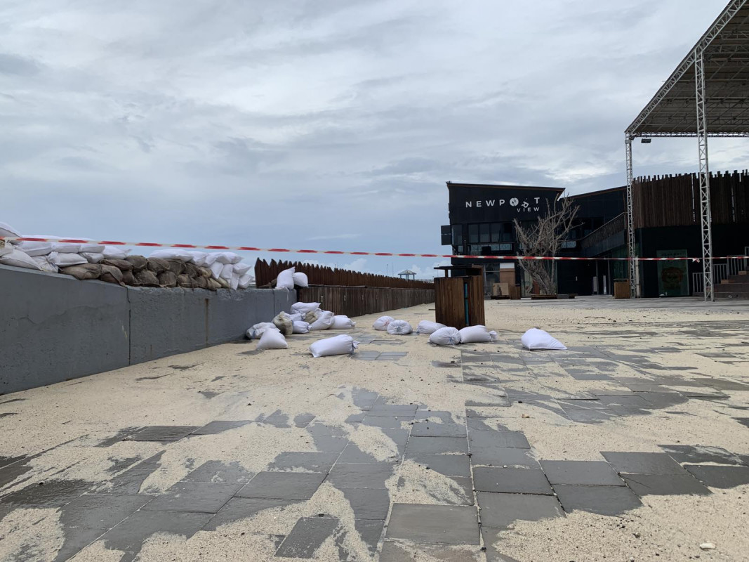 ރާޅުގަނޑު ސަރަހައްދަށް އުދައަރާފައި -  ރާޅުން ސަލާމަތްވުމަށް ޖަހާފައިވާ ވެލި ބަސްތާތައް ބިންމަތީގައި - އާއްމުކޮށް މި ސަރަހައްދަކީ އުދައެރުމުގެ ސަބަބުން ފެންބޮޑުވާ ސަރަހައްދެއް - ފޮޓޯ: ރާއްޖެއެމްވީ